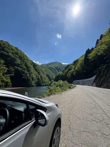 陽光きらめく山間の道