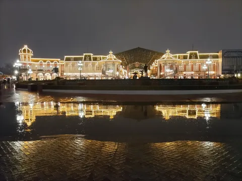 夜の光が映す城館の景色