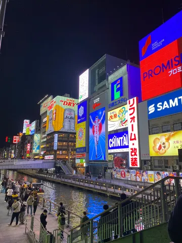 ネオンと水面が織りなす夜景
