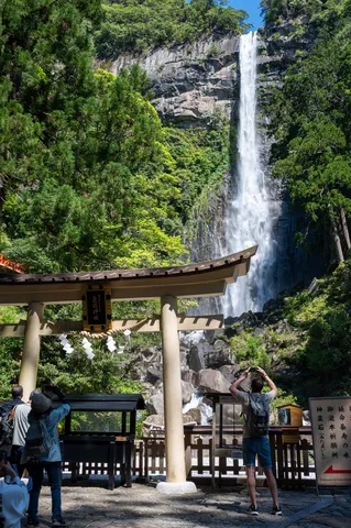 悠久の滝、鳥居の先に広がる絶景