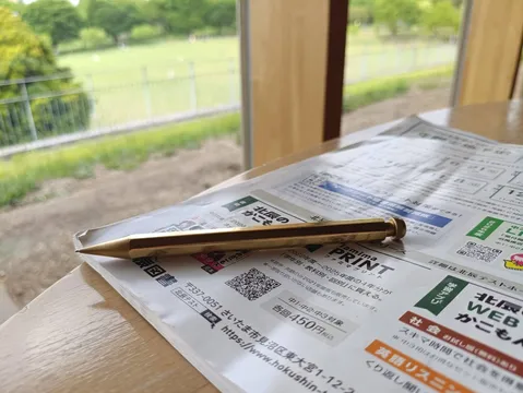 窓辺の金ペンと新聞