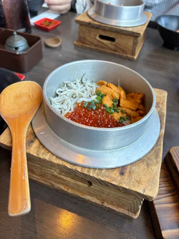 いくらとウニ、しらすの海鮮丼