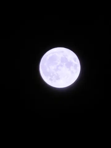 幻想的な青い月
