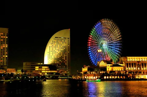 光の観覧車と水辺の夜