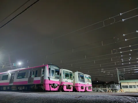 夜に佇む、ピンクと白の列車