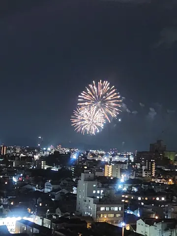 夜空に咲く、街の灯りの祝福