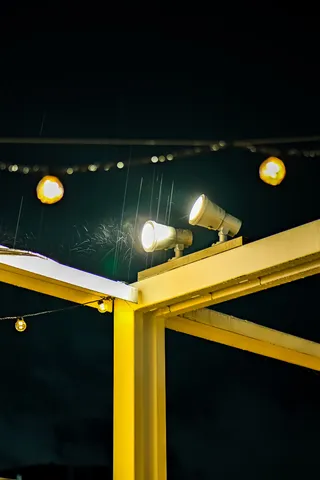 夜の光と雨のきらめき