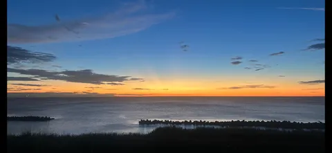 沈む夕日と静かな海