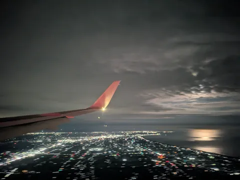 夜景を横目に空の旅