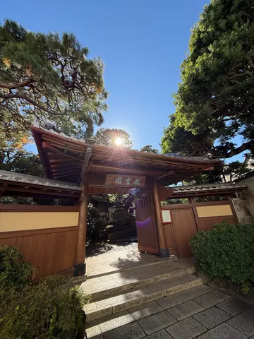 古都の門構え、光の道筋