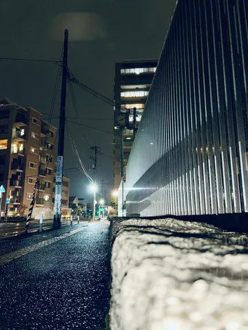 雨上がりの夜、都会の静寂