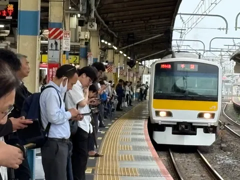 電車待ちの日常、スマホに吸い込まれる視線