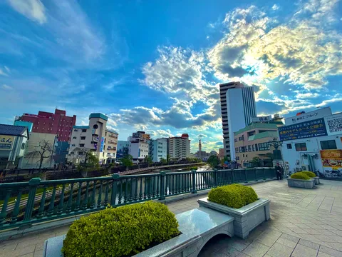 雲間の光、運河の街