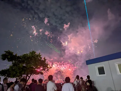 夜空を染める花火の余韻