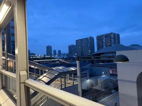 都会の夜景と静かな佇まい