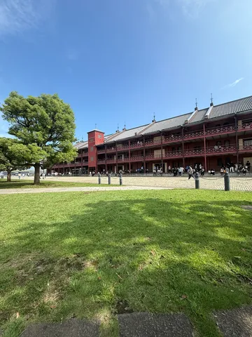 青空に映える赤煉瓦回廊