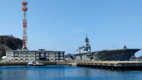 港に佇む巨大な船とタワー