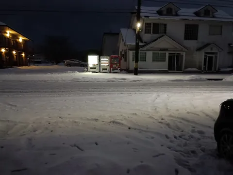 雪夜の自動販売機、静かな光