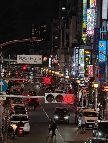 夜のネオンが語る路地の鼓動