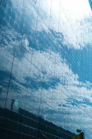 空と鏡の街風景