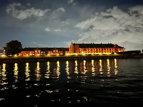 夜景に映えるレンガ倉庫