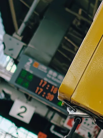 黄色い機材がつくる街の一コマ