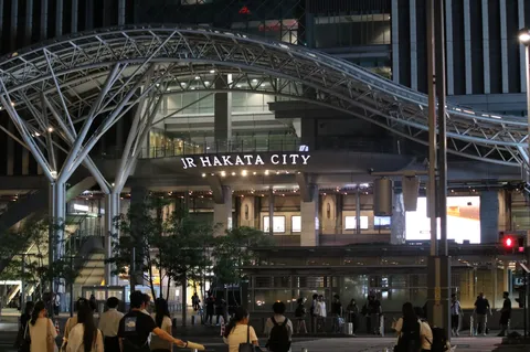 光る都市の夜景と人々の群像