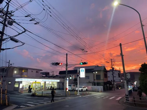 燃える空、街の交差点