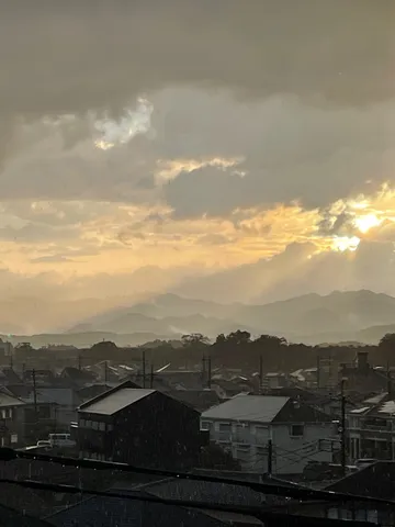 夕景と雨の連なる山影