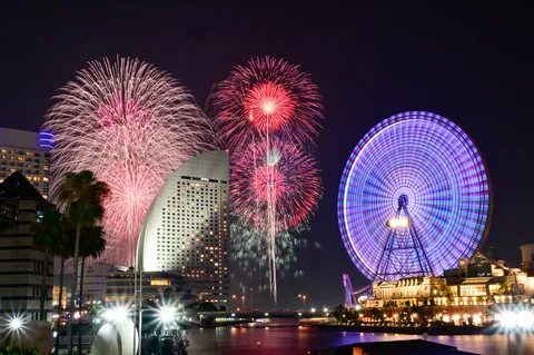 夜空を彩る花火と観覧車
