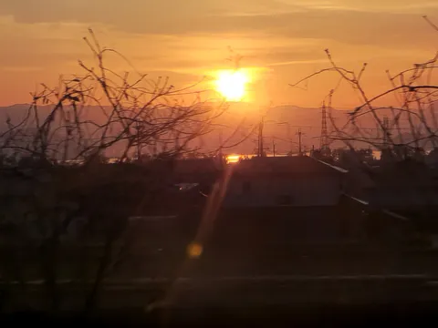 夕暮れに佇む家と電線