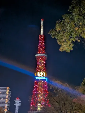 夜景の赤い塔に誘われて