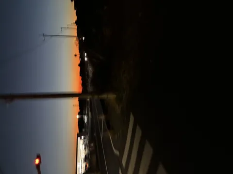 茜空とブレる街の灯り