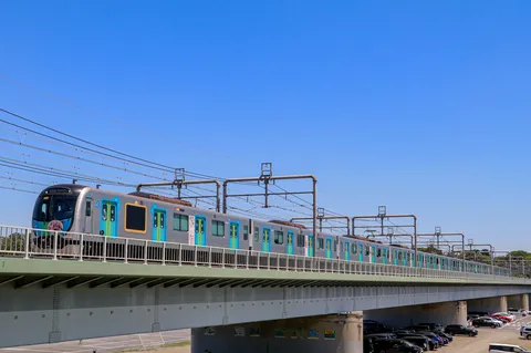 青空に映える通勤電車