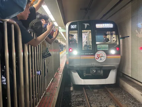 30周年記念列車と熱い視線