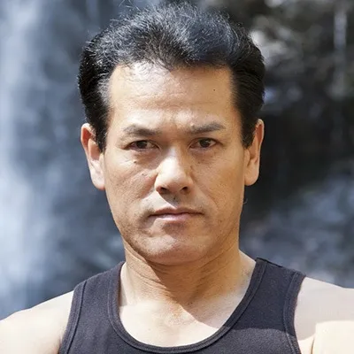 水辺に佇む静かな眼差し