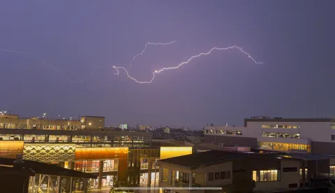 雷光が走る夜の街景