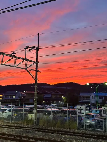 夕焼けと鉄骨の交差点