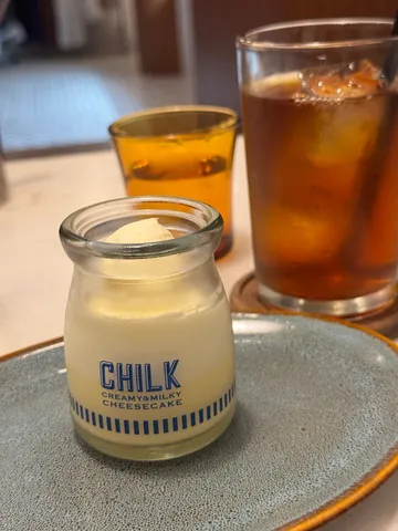 小さなチーズケーキとカフェの午後