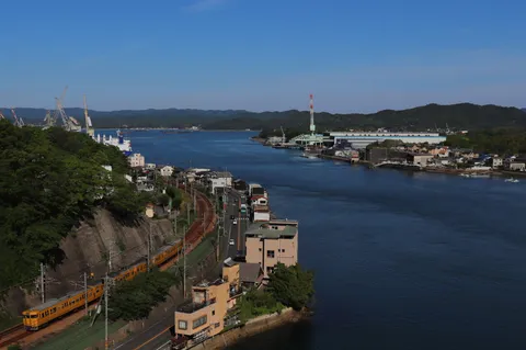 水辺を駆ける黄昏の線路
