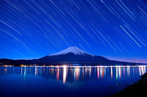 星が駆け抜ける富士の夜