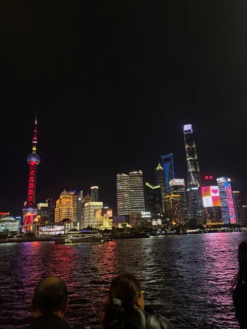 夜景と水面のきらめき