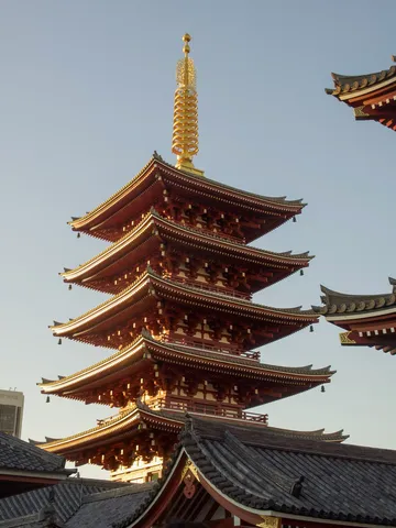 空と五重塔のコントラスト