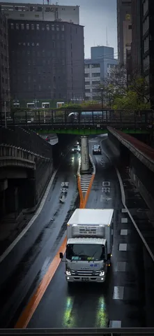 雨粒がきらめく都会の道