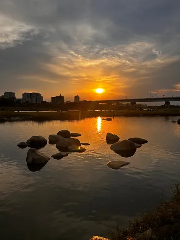 夕焼けを受け止める川