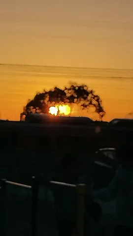 夕焼けに滲む、都会の煙。
