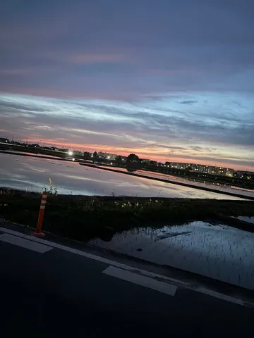 沈む夕陽と水辺の静寂