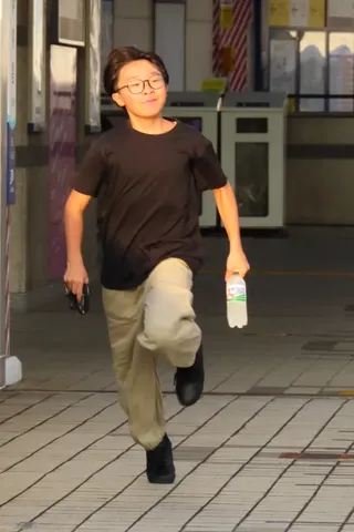 ドリンク片手に動き出す