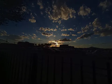 沈む夕日の静かな街角