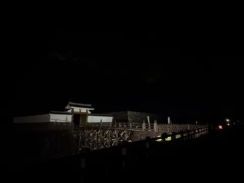 闇夜に浮かぶ古城の橋